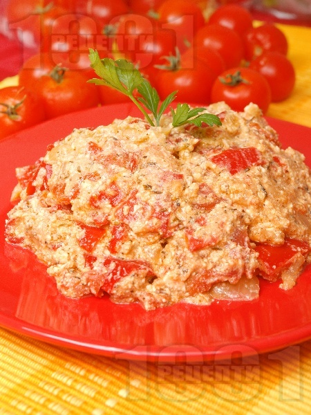 Миш маш с червени чушки (пиперки), яйца, сирене и домати на тиган - снимка на рецептата